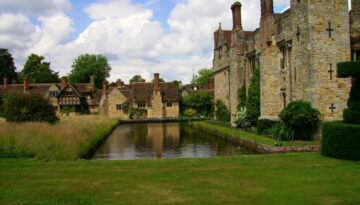 1280px-hever_castle__cottages_over_moat-feb3c0e8215f3ecd718ab1c5b09ea85b
